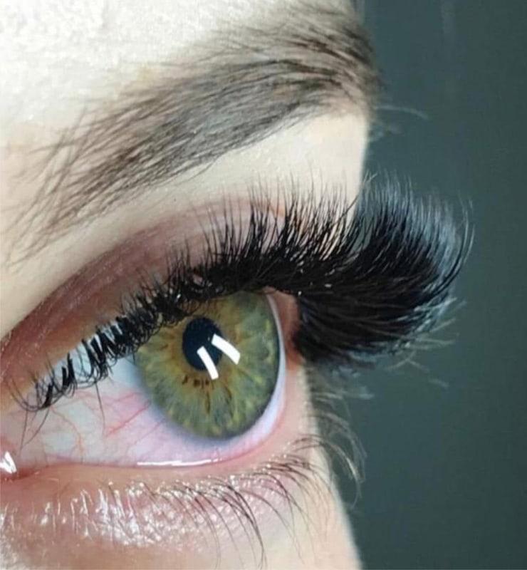 Ochi verde cu extensii de gene dense și curbate