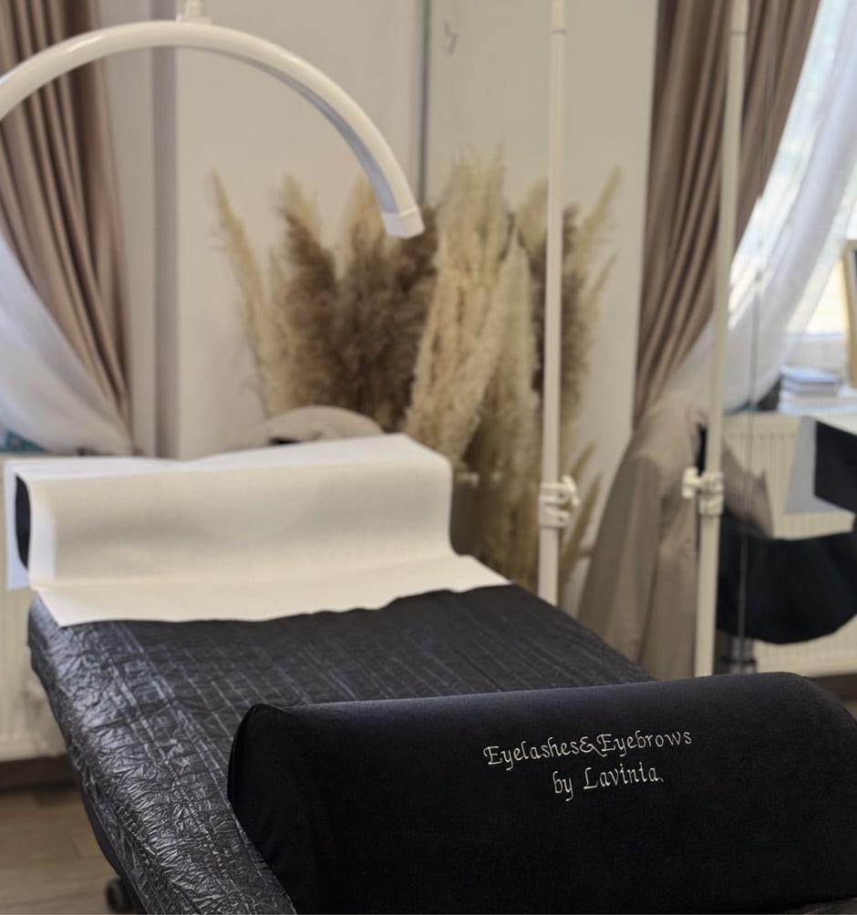 Salonul Eyelash by Lavinia din Centrul Minerva, Timișoara: pat de tratament și lampă