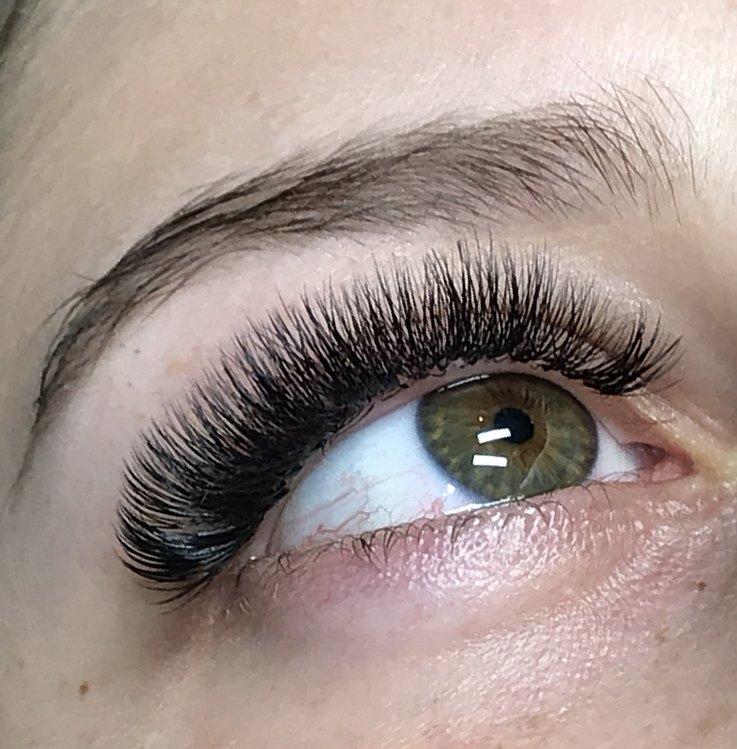 Extensii de gene cu efect cat eye pe ochi verde
