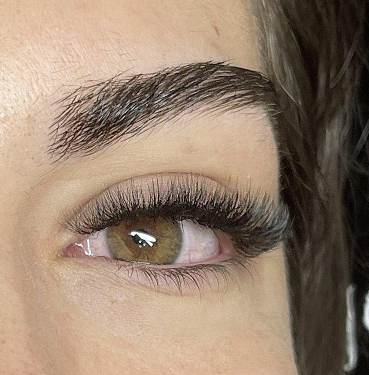 Extensii de gene natural volume pe ochi căprui