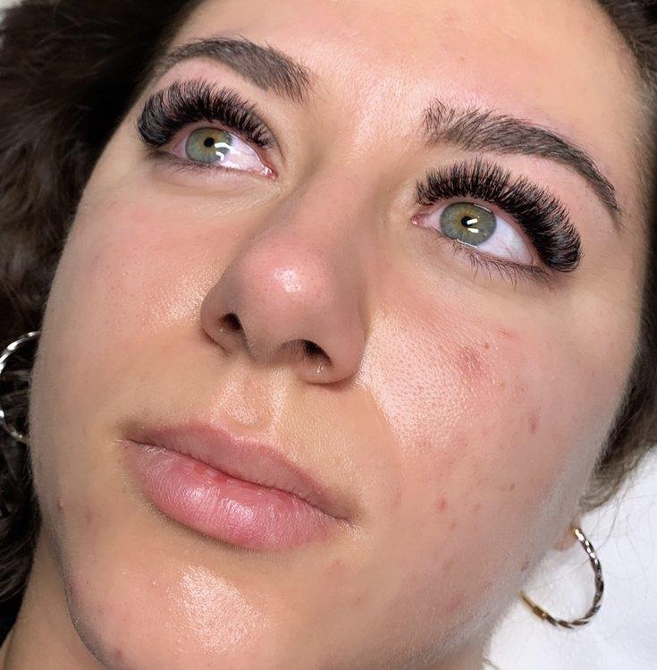 Clientă cu extensii de gene soft volume, portret